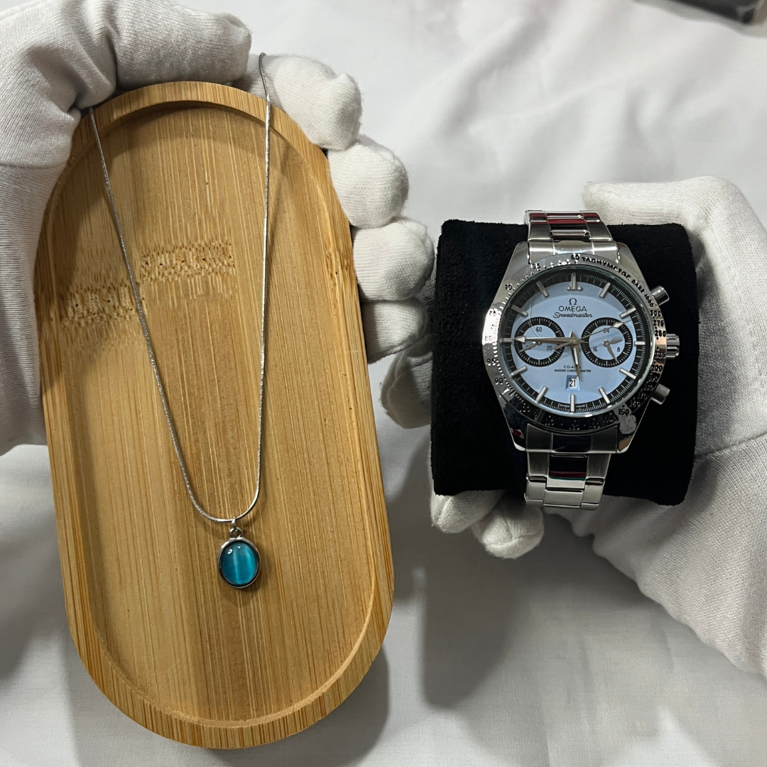 Omega et colier moon